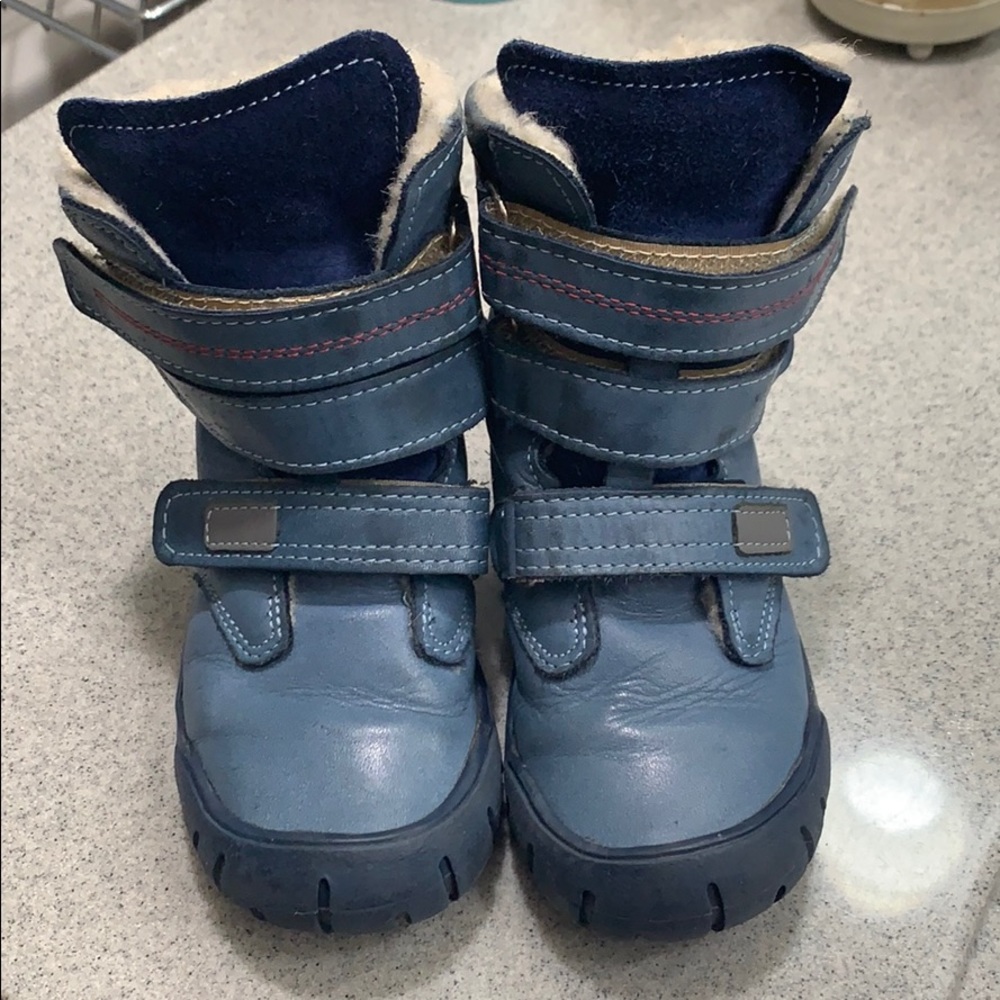 Boy winter leather boots with wool lining.